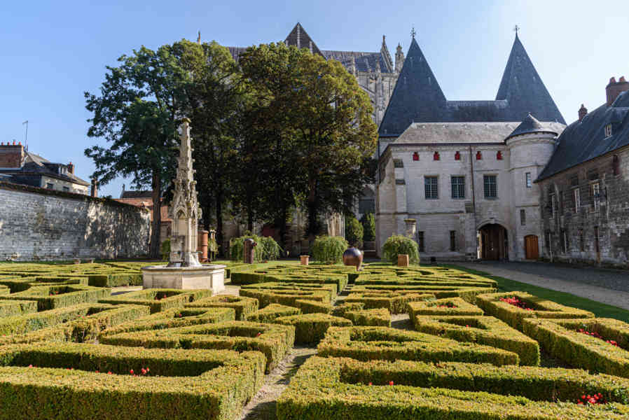 Francia - Beauveais 24 - antiguo palacio Episcopal.jpg